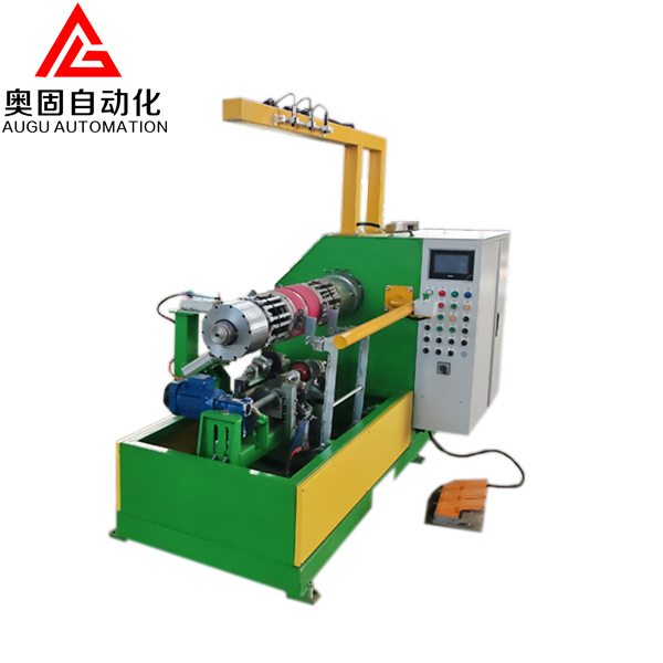 Kolmerattalise rehvi ehitusmasin